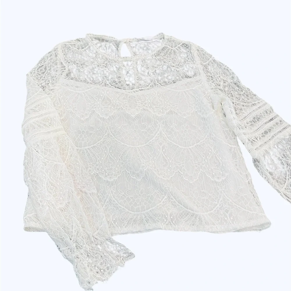 BB Dakota white lace long sleeved popover blouse. Lined. Small. Excellent